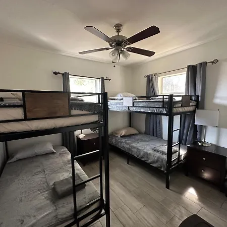 Bekahouse Hostel With Parking, Backyard And Laundry Miami Exterior photo