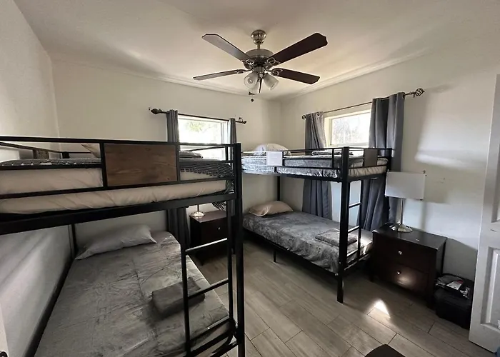 Bekahouse Hostel With Parking, Backyard And Laundry