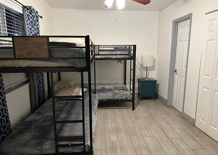 Bekahouse Hostel With Parking, Backyard And Laundry